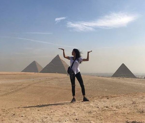 إدريانا ليما تزور مصر وتلتقط الصور أمام الأهرامات